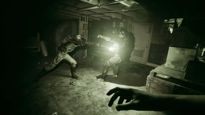 Looking trough night vision goggles in The Outlast Trials