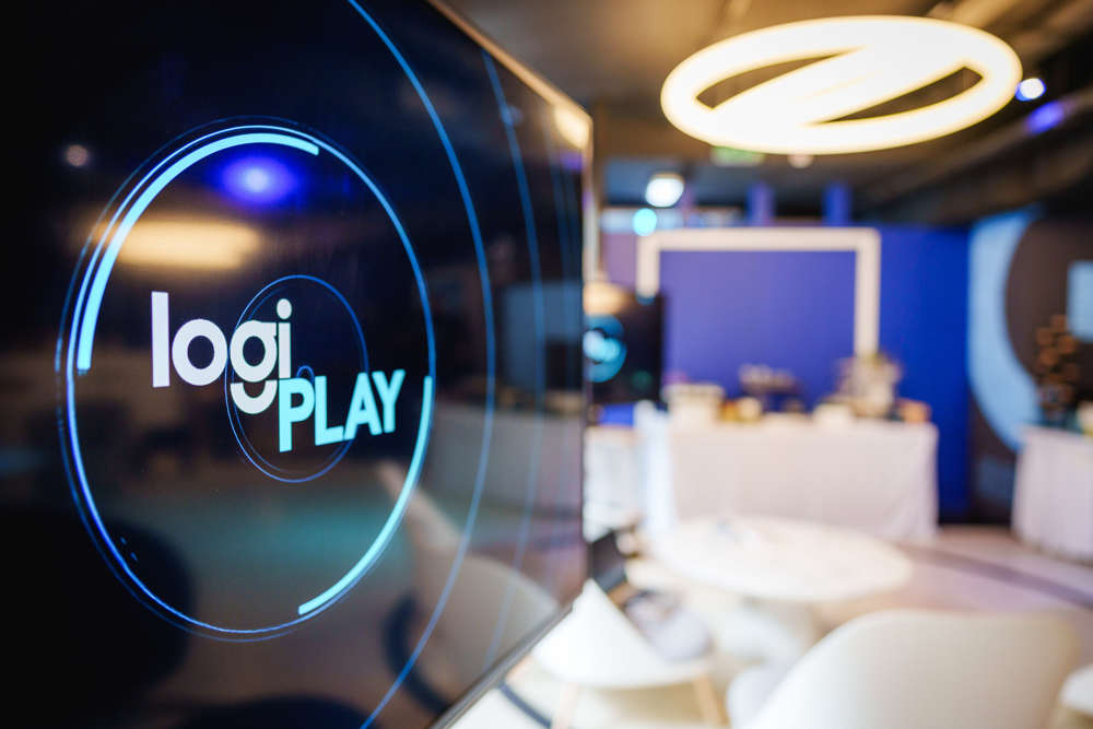 Logi Play Header Socials