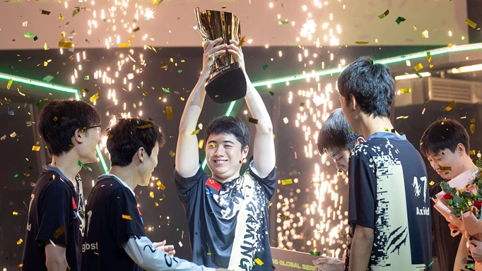 17Gaming lifting the trophy