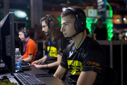 A French Rocket League player mid match