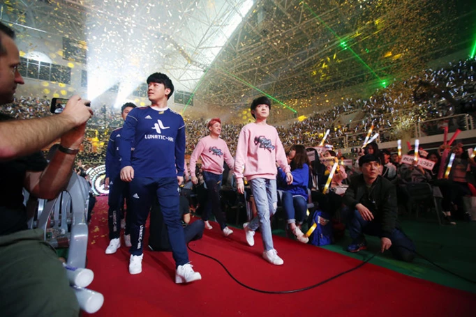 Lunatic Hai and RunAway on their walkouts to the APEX season 2 finals