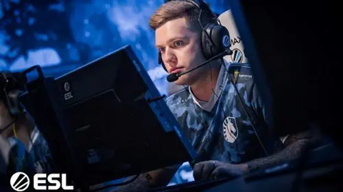 Nick “nitr0” Cannella playing a match