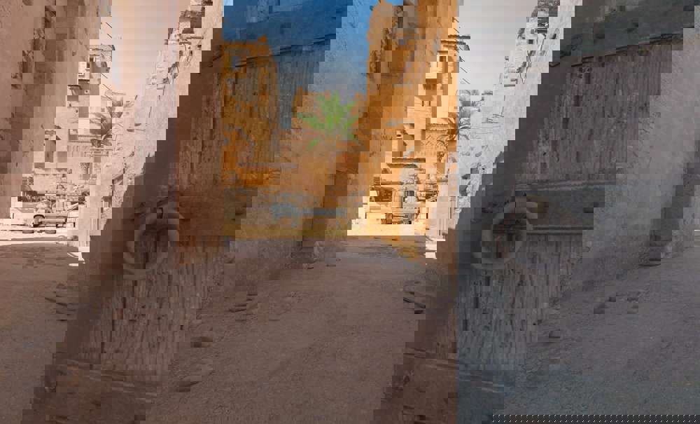 counter-strike-2-dust-ii-mid-doors.jpg