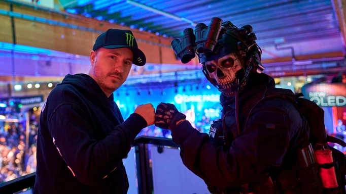 GeT_RiGhT fist bumping COD character with Skull mask and Nightvision goggles