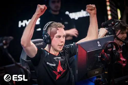 Gla1ve at an ESL event