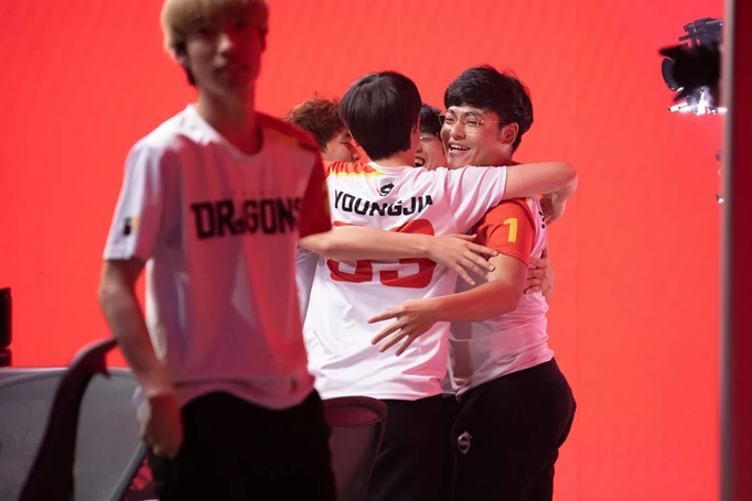 Teams hugging each other at OWL Summer Showdown