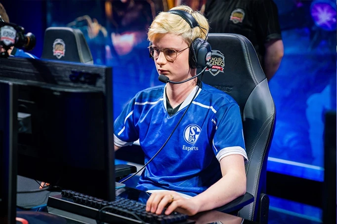 UPSET SIGNS WITH FNATIC
