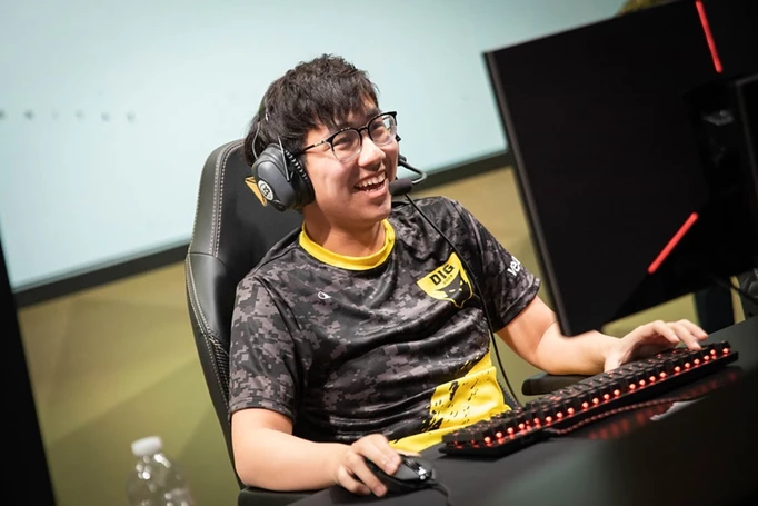 Johnsun Replaces Solo For FLYQUEST 