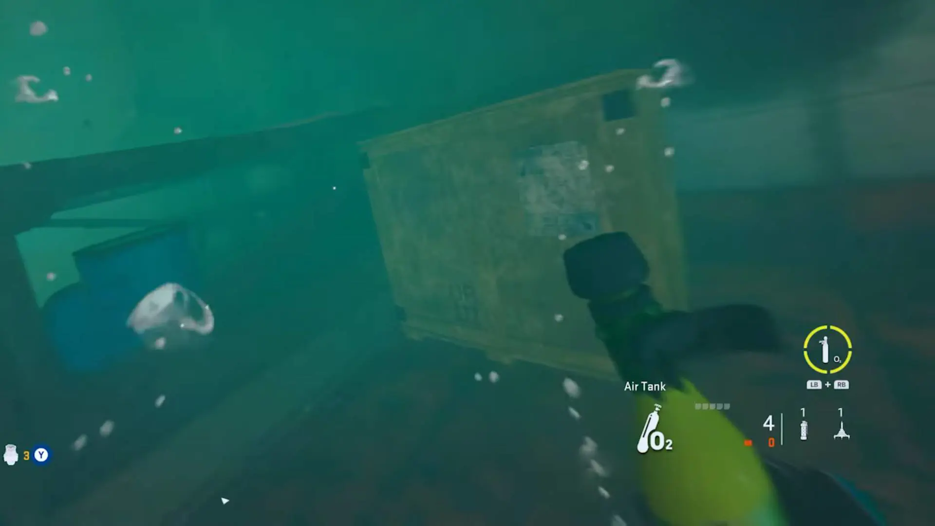 A character using the rebreather in MW2 DMZ, except it doesn't seem to be working