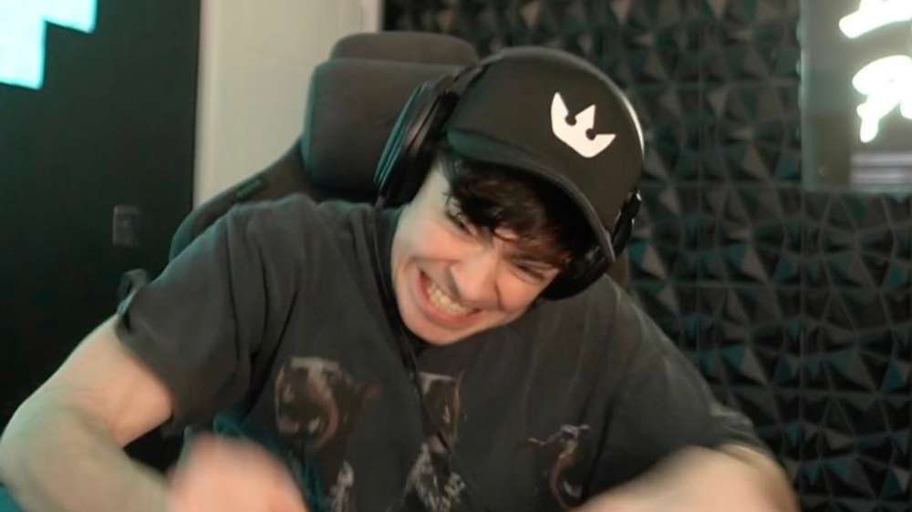 warzone-streamer-smashes-ipad.jpg