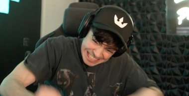 warzone-streamer-smashes-ipad.jpg
